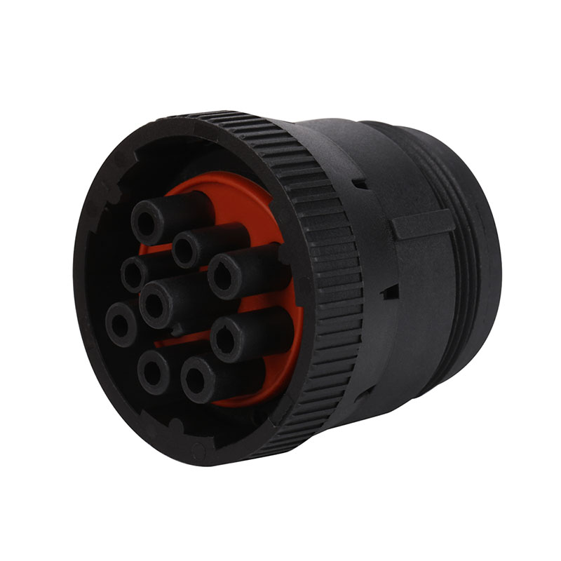 How can the assembly process of a male/female connector wiring harness ensure that the connections of each component are secure and precise?